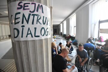 W Sejmie trwa protest dorosłych niepełnosprawnych i ich opiekunów