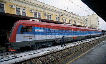 W styczniu z Belgradu do Mitrowicy pojechał pociąg z napisami w wielu językach, głoszącymi: „Kosowo jest serbskie”