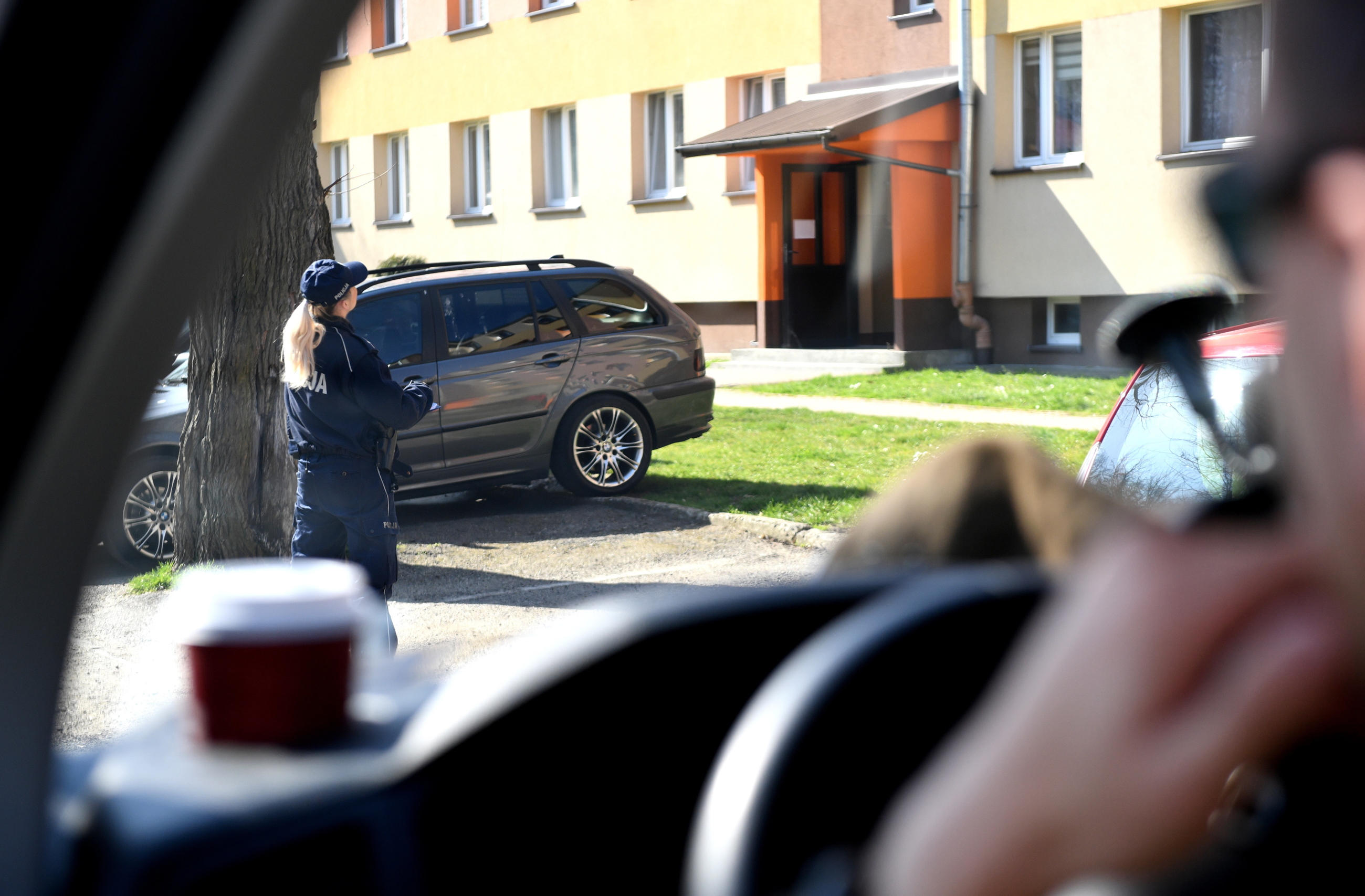 Patrol złożony z policjantki i żołnierzy Brygady Obrony Terytorialnej sprawdza czy osoby objęte kwarantanną przebywają we wskazanych miejscach zamieszkania.