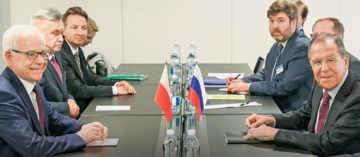 W trakcie majowego spotkania szefów MSZ Polski – Jacka Czaputowicza (pierwszy z lewej) i Rosji – Siergieja Ławrowa (pierwszy z prawej) polscy dyplomaci jednoznacznie podkreślili, że zwrot wraku tupolewa pozostanie najważniejszym postulatem Warszawy.