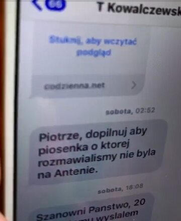 W trakcie rozmowie z dziennikarką Moniką Olejnik, Metz pokazał wiadomość od szefa stacji z poleceniem zdjęcia z anteny piosenki Kazika Staszewskiego.