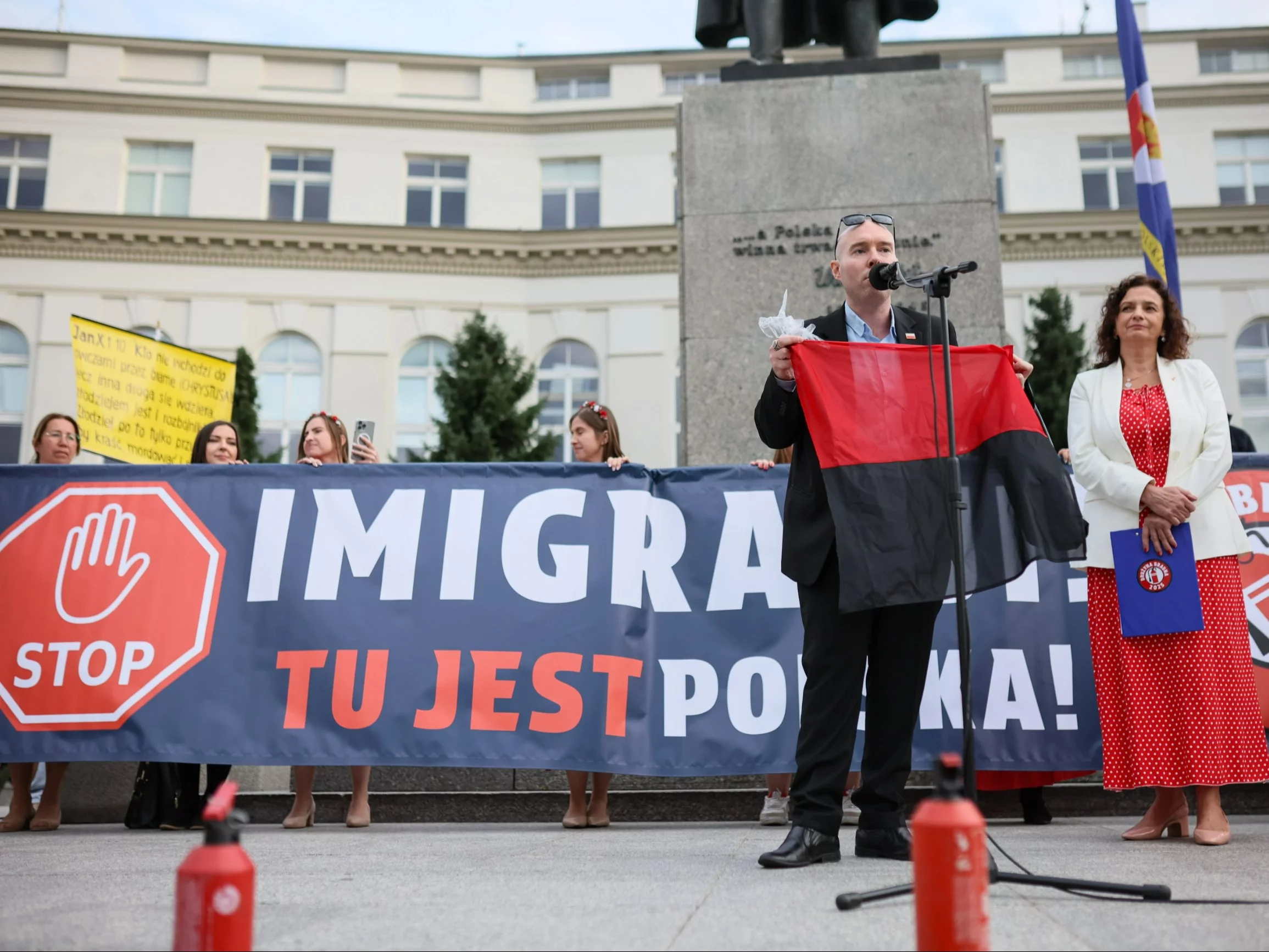 W Warszawie spalono flagę UPA. "Nie pozwolimy na banderyzm w Polsce!"