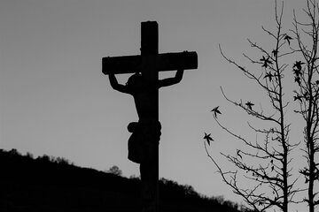 W Wielki Piątek chrześcijanie na całym świecie adorują krzyż