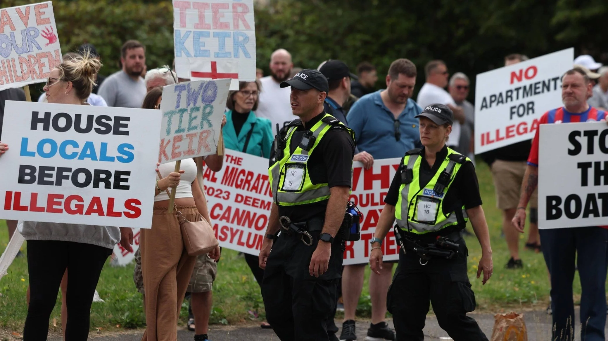 Protest przed hotelem dla nielegalnych migrantów w Aldershot