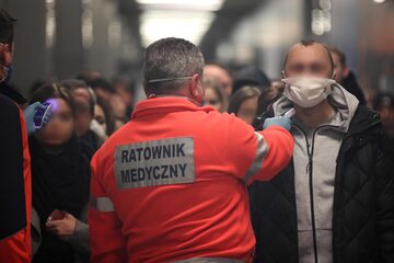 W związku z epidemią choroby wywołanej przez koronawirusa pracownicy lotnisk w całej Polsce wprowadzili specjalne procedury, m.in. mierzenie temperatury pasażerom