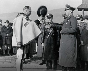 Wacław Krzeptowski, przewodniczący Komitetu Góralskiego, wita Hansa Franka w Zakopanem, listopad 1939 r.