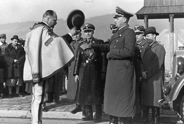 Wacław Krzeptowski wita gubernatora Hansa Franka po przybyciu do Zakopanego (listopad 1939)