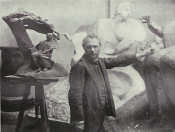 Wacław Szymanowski w swojej krakowskiej pracowni podczas pracy nad pomnikiem Chopina