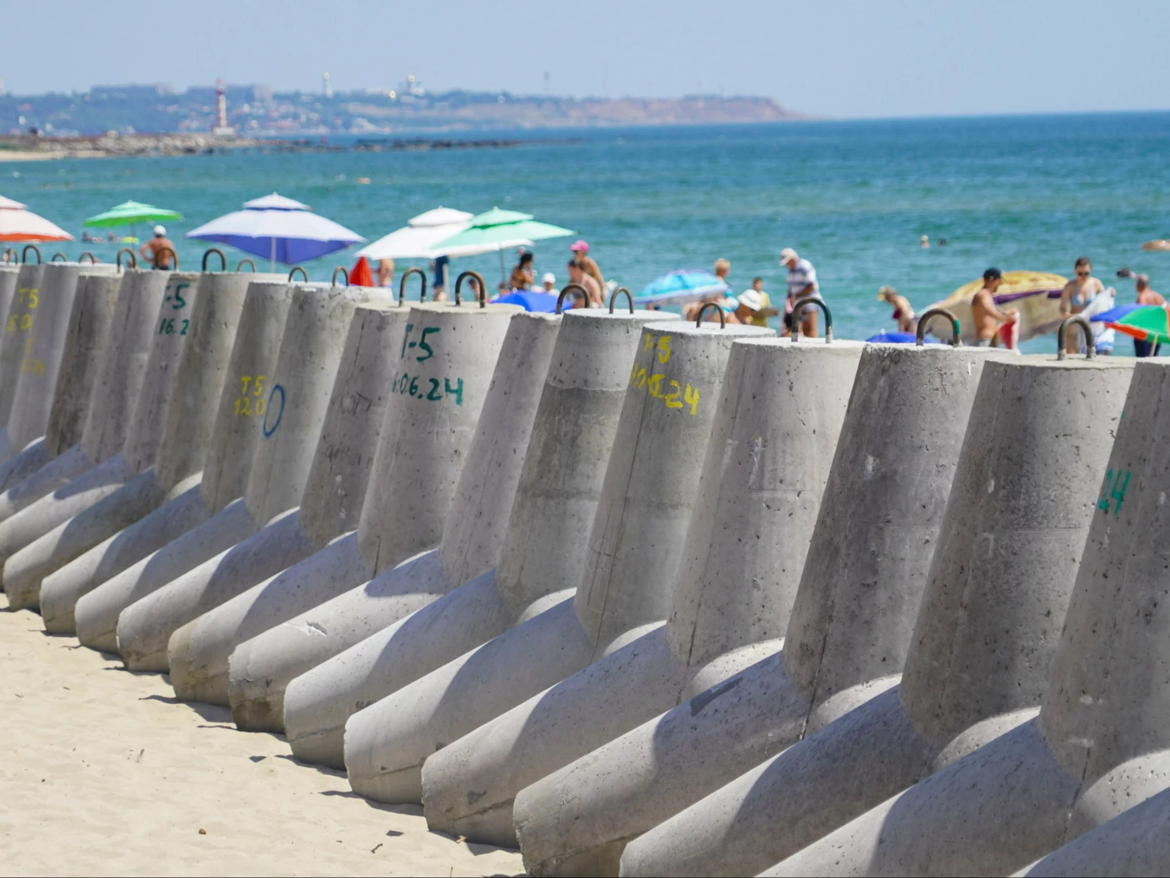 Żelbetowe konstrukcje obronne plaży w mieście Czarnomorsk w obwodzie odeskim