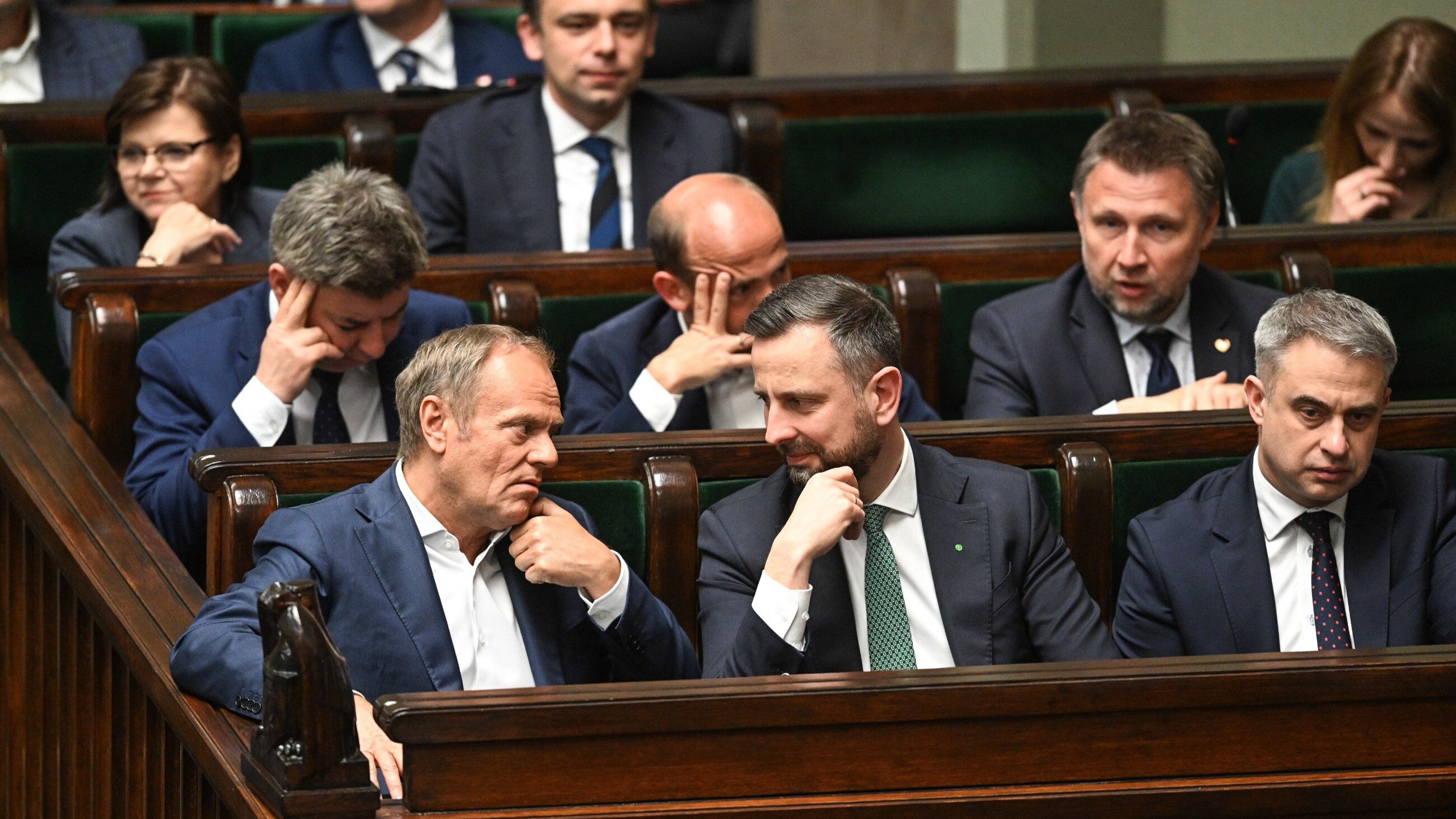 Premier Donald Tusk (L), wicepremier, minister cyfryzacji Krzysztof Gawkowski (P) i wicepremier, minister obrony Władysław Kosiniak-Kamysz (C)