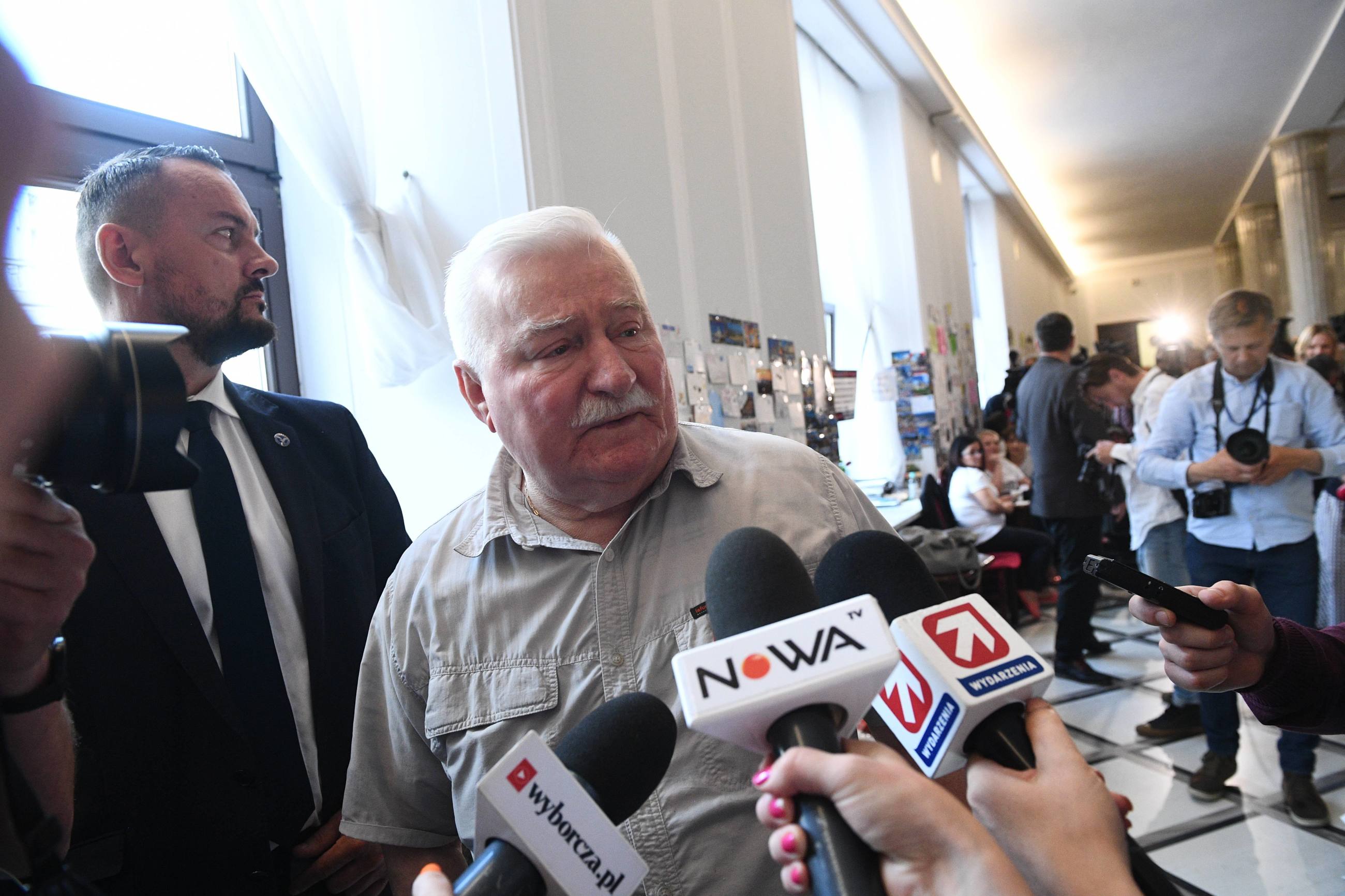 Były prezydent Lech Wałęsa po spotkaniu z rodzicami osób niepełnosprawnych