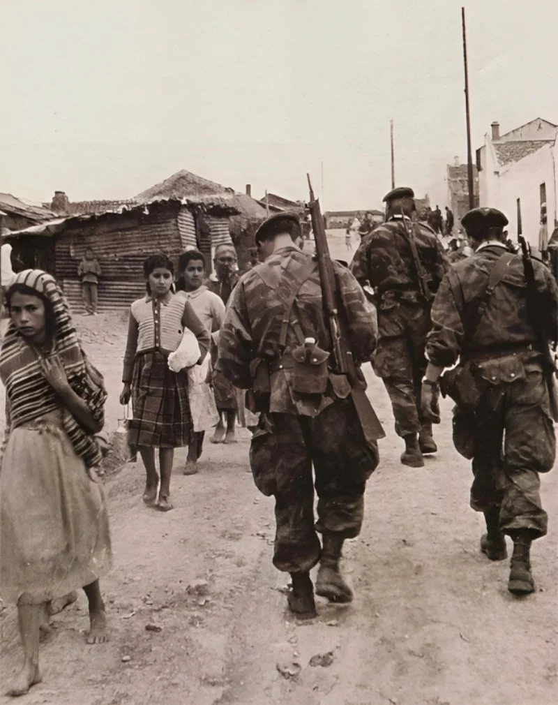 Francuski patrol w Orléansville w Algierii w 1957 roku