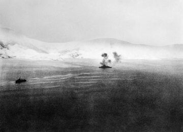 Walka morska w czasie bitwy o Narwik. HMS Warspite atakuje niemiecki okręt.
