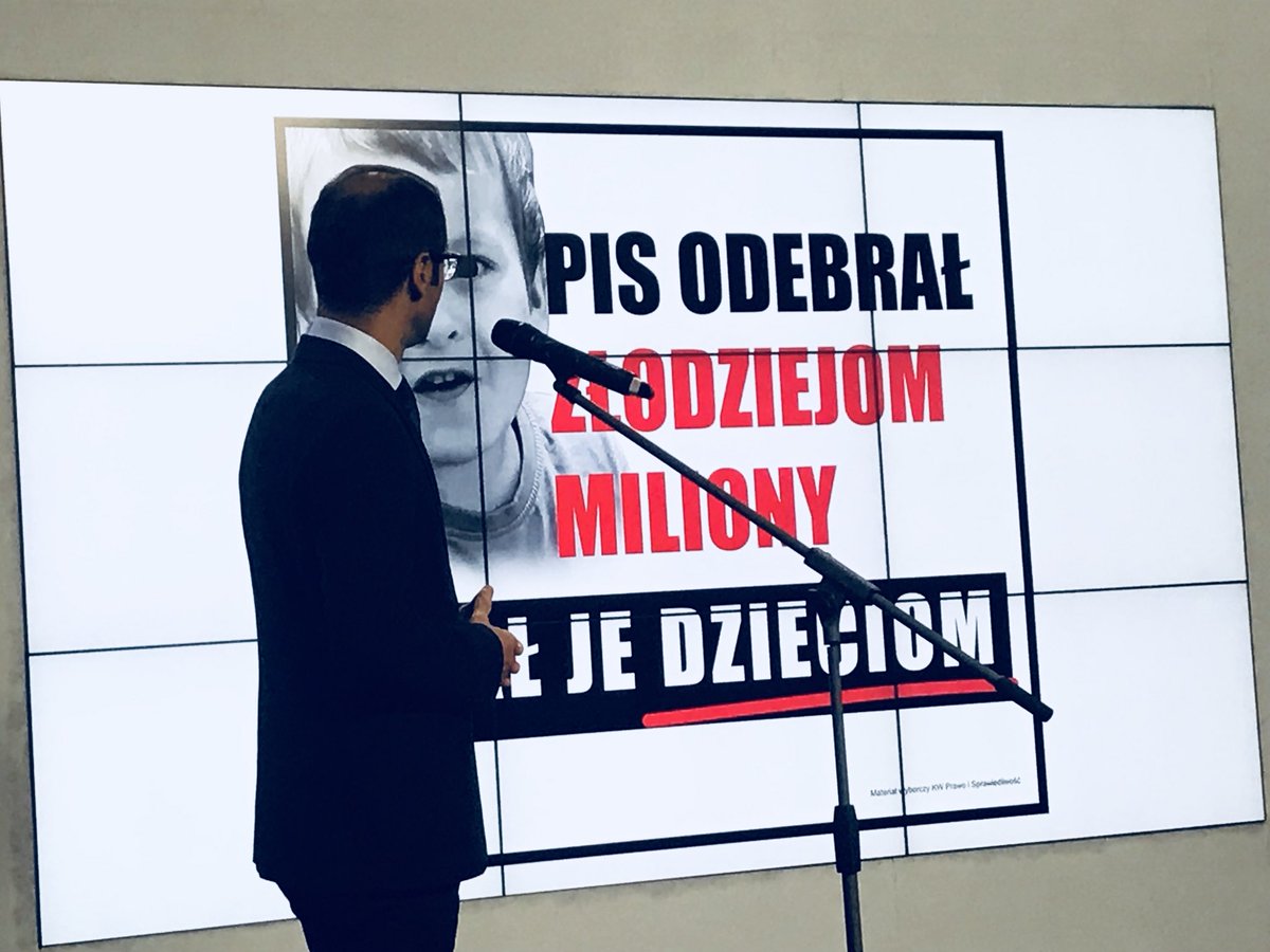 Europoseł Tomasz Poręba na konferencji prasowej