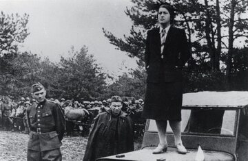 Wanda Wasilewska przemawiająca do żołnierzy 1. Dywizji Piechoty. Po lewej dowódca dywizji, płk Zygmunt Berling