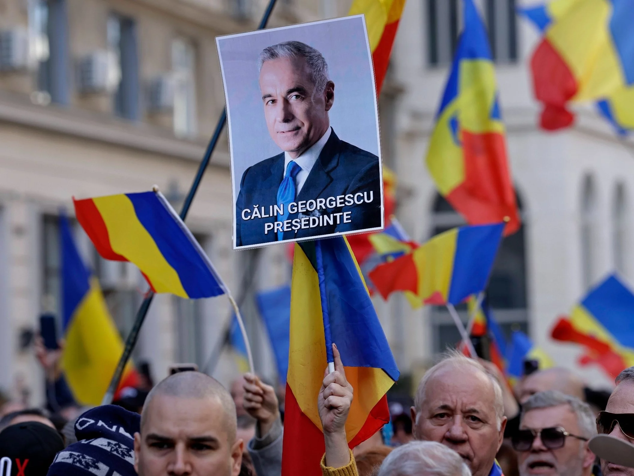 Demonstracja przeciwko anulowaniu wyborów prezydenckich w Rumunii  i wykluczaniu z nich kandydata Calina Georgescu