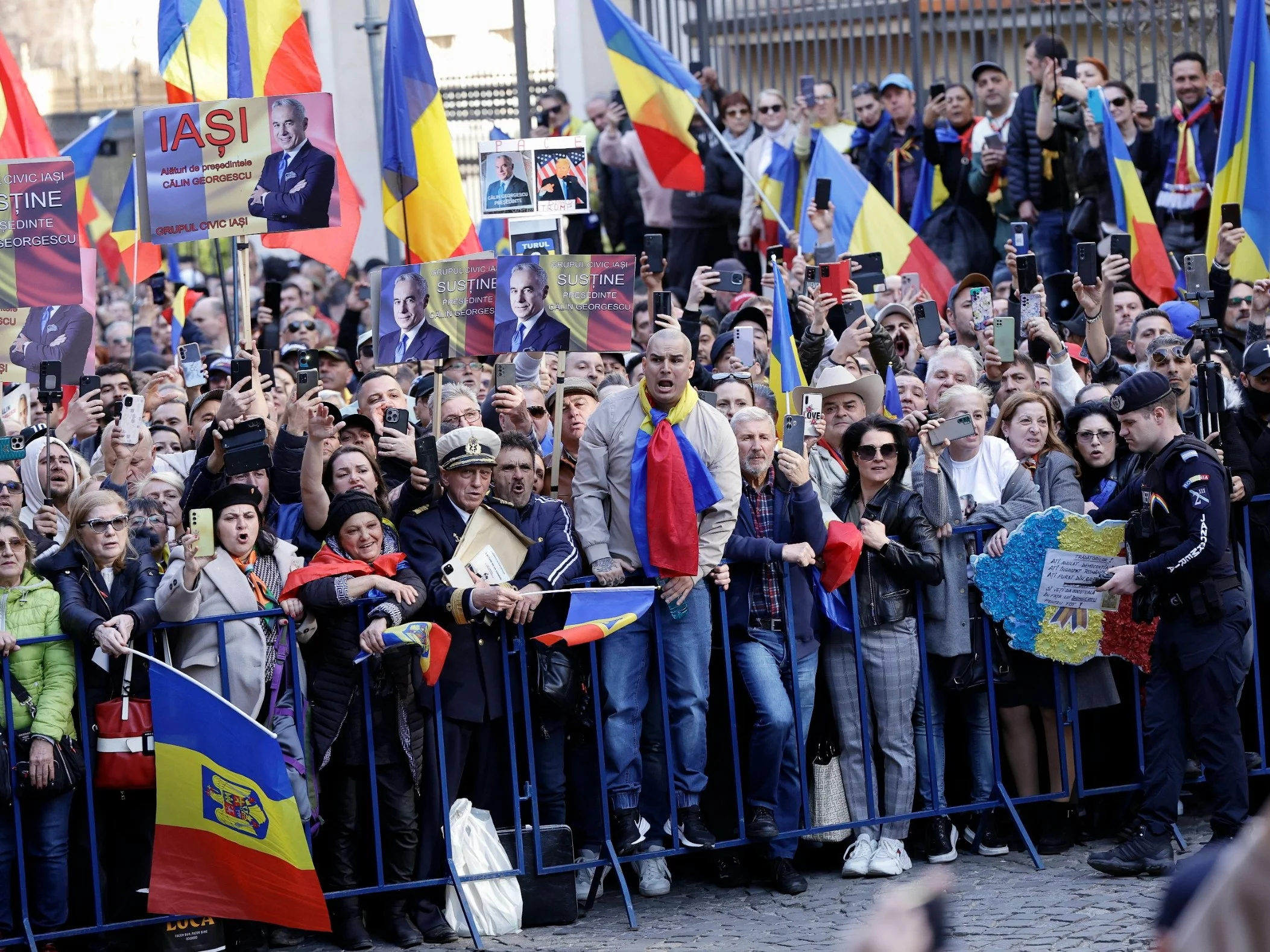 Demonstracja przeciwko anulowaniu wyborów prezydenckich w Rumunii i wykluczaniu z nich kandydata Calina Georgescu