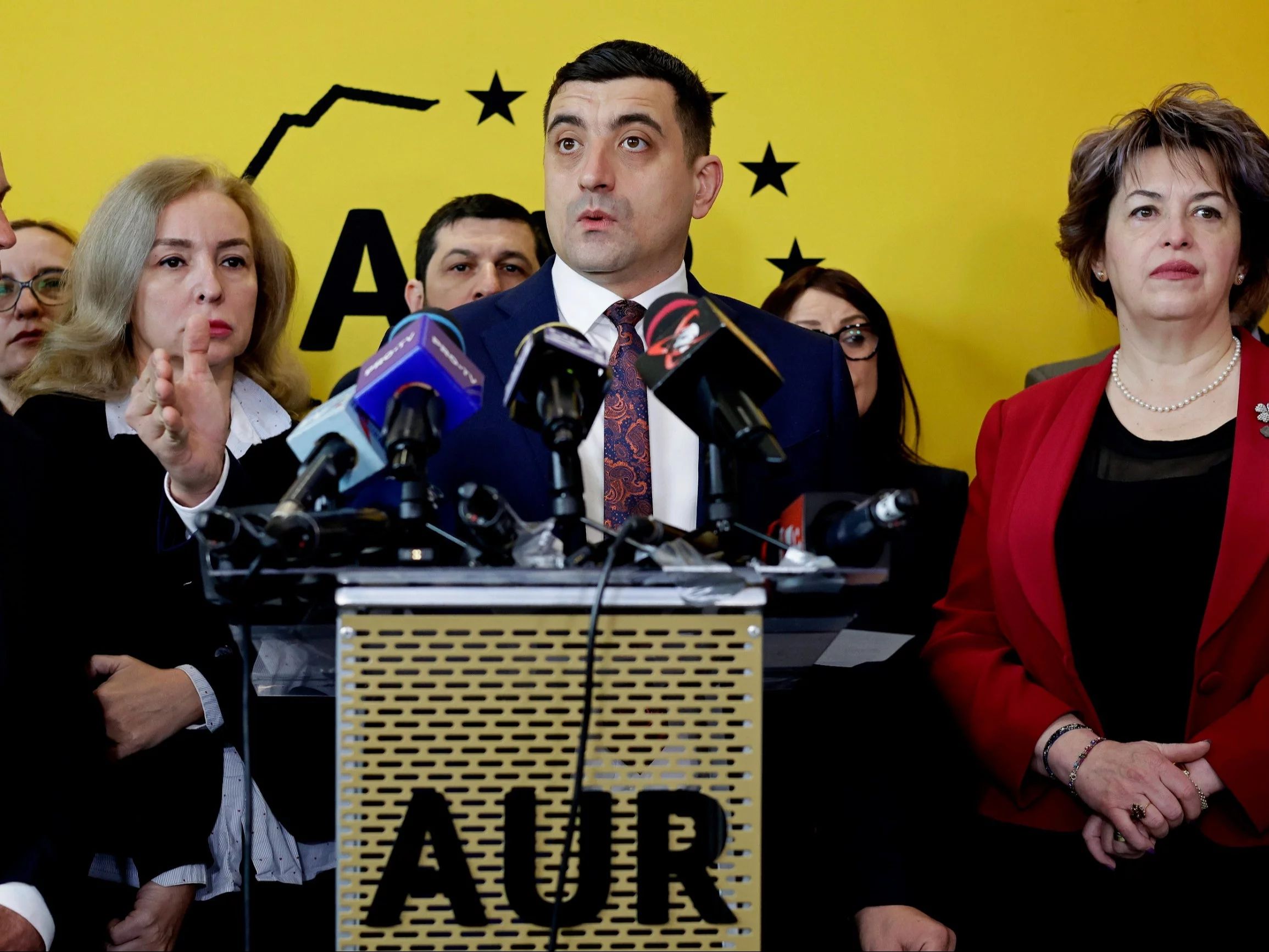 George Simion i politycy partii AUR na konferencji prasowej