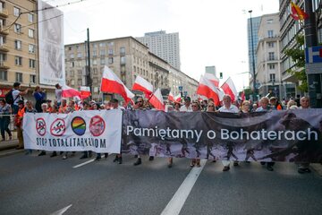 Warszawa, 01.08.2022. Uczestnicy Marszu Powstania Warszawskiego 2022 idą ulicami Warszawy.