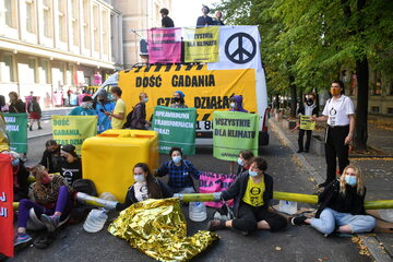 Warszawa, 09.09.2021. Protest aktywistów Greenpeace Polska blokujących wejście do budynku Ministerstwa Aktywów Państwowych.