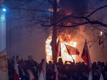 Warszawa, 11.11.2013 r. Marsz Niepodległości przed ambasadą Rosji.