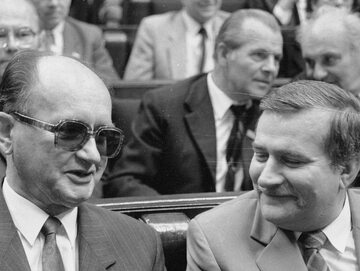 Warszawa, 1989 r. Wojciech Jaruzelski i Lech Wałęsa w Sejmie