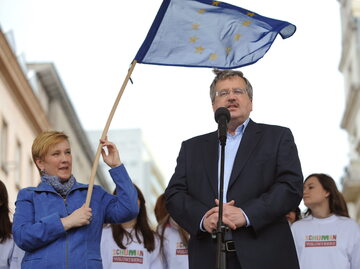 Warszawa 2011 r. Europosłanka Róża Thun (L) oraz ówczesny prezydent Bronisław Komorowski.