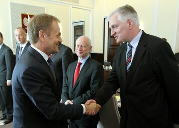 Warszawa, 2013 r. Donald Tusk (L) i Jarosław Gowin (P).