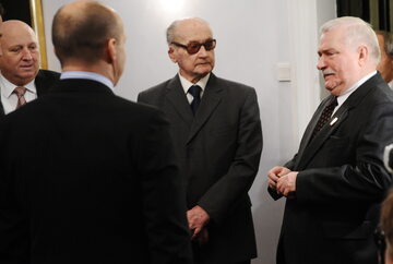 Warszawa, 24.11.2010. Byli prezydenci Wojciech Jaruzelski (2P) i Lech Wałęsa (P) oraz byli premierzy Józef Oleksy (L) i Kazimierz Marcinkiewicz (tyłem) podczas posiedzenia RBN.