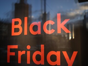 Warszawa, 24.11.2023. Informacja o promocjach z okazji Black Friday w witrynach warszawskich sklepów, 24 bm. Black Friday