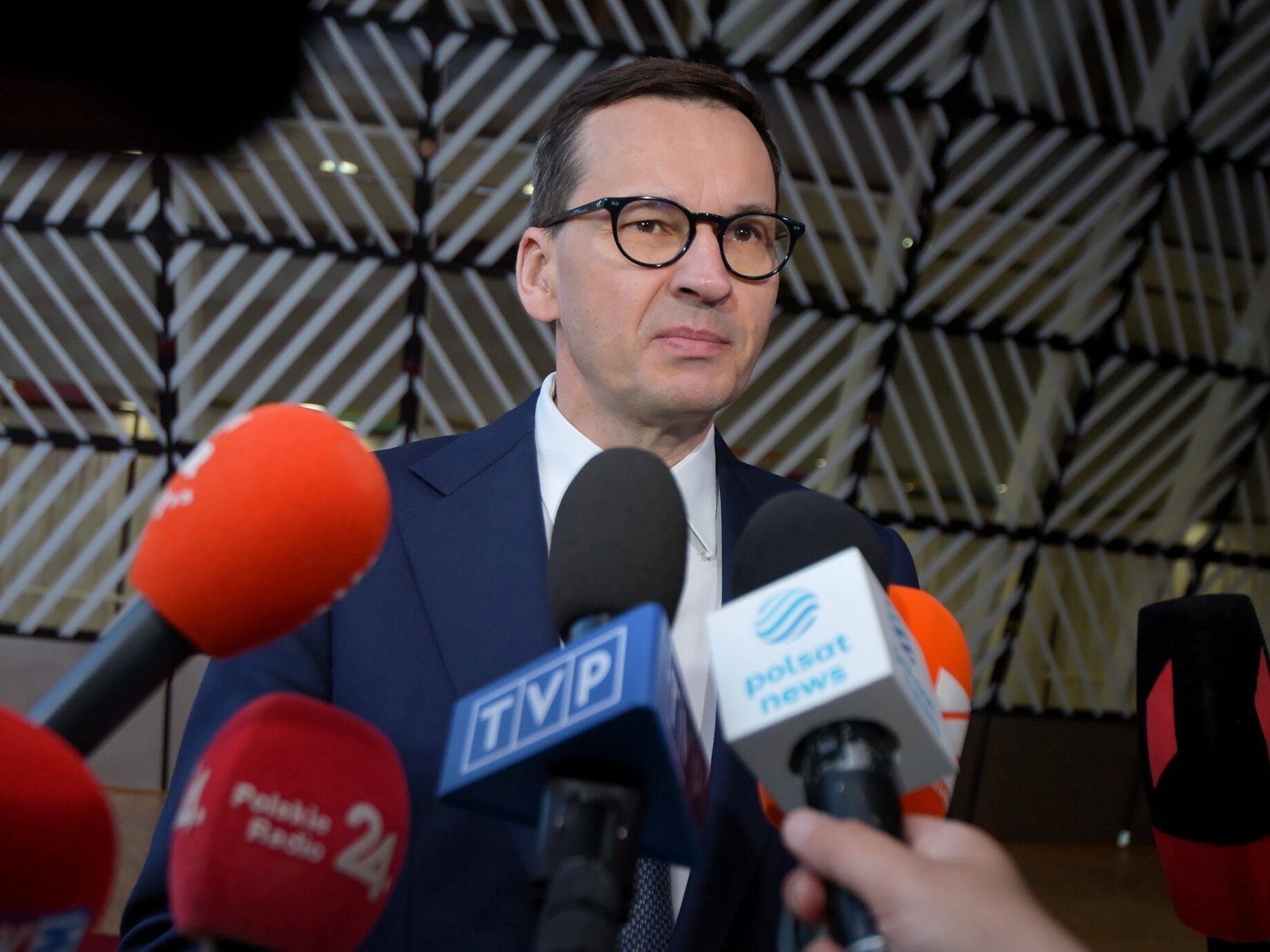 Premier Mateusz Morawiecki podczas wypowiedzi dla mediów w Brukseli