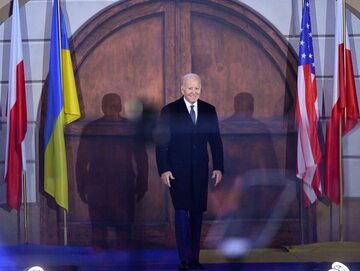 Warszawa. Joe Biden przed rozpoczęciem przemówienia do narodu polskiego w Arkadach Kubickiego w ogrodach Zamku Królewskiego