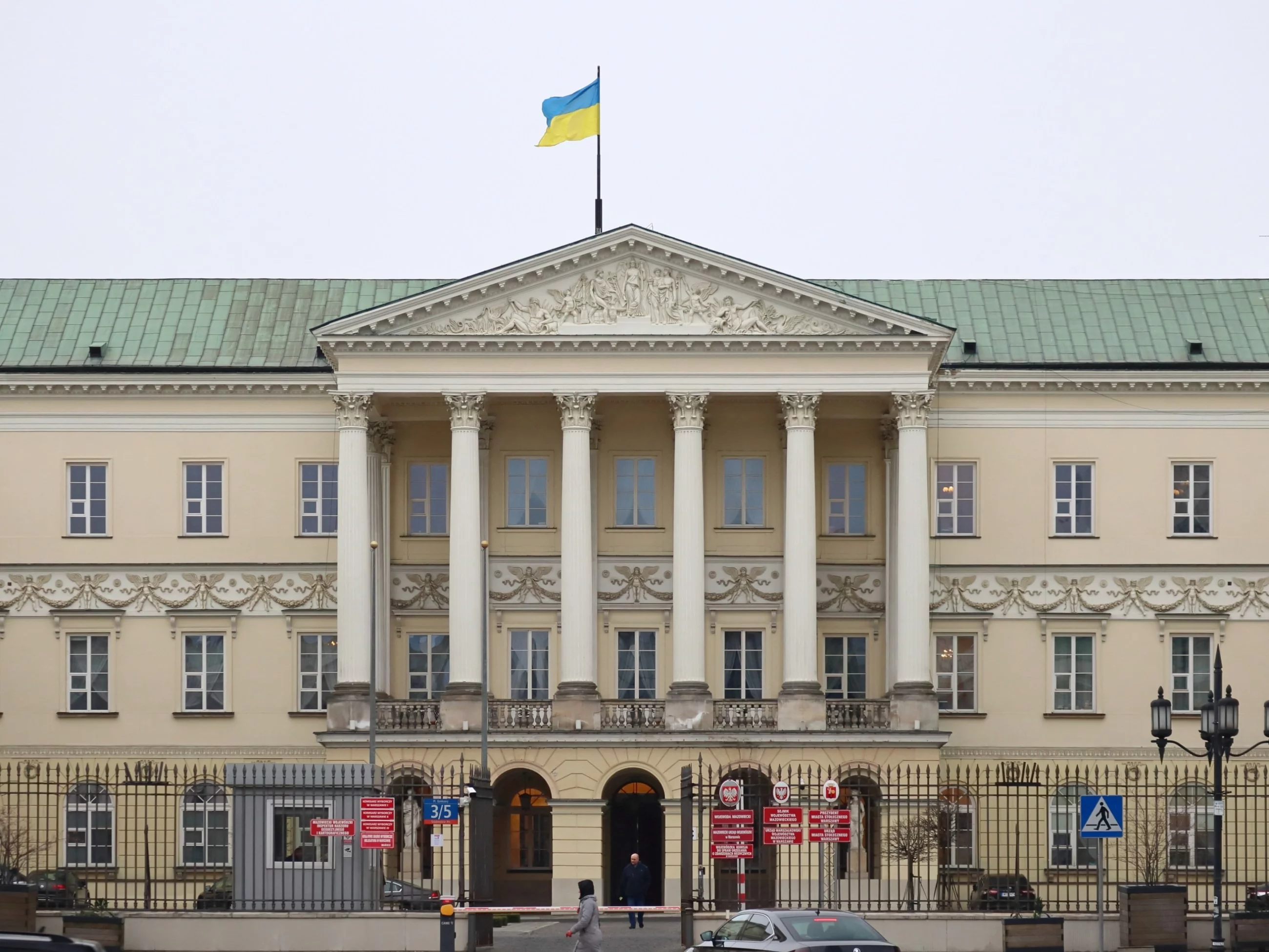 Flaga Ukrainy na dachu Urzędu Miasta Warszawy