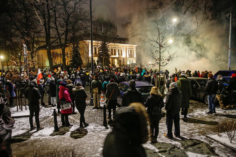 Uczestnicy protestu przeciwko zaostrzeniu prawa aborcyjnego przed budynkiem Trybunału Konstytucyjnego