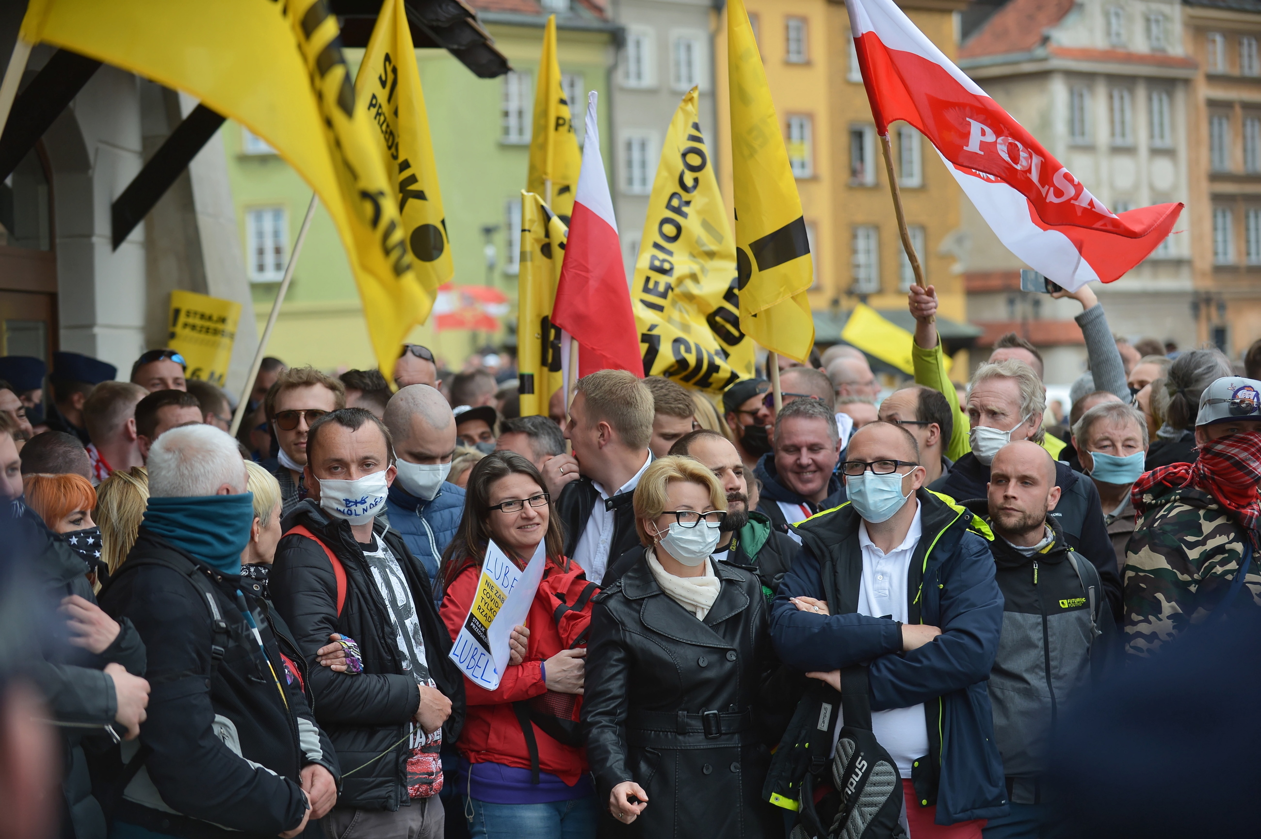 Uczestnicy "Strajku przedsiębiorców" na placu Zamkowym w Warszawie