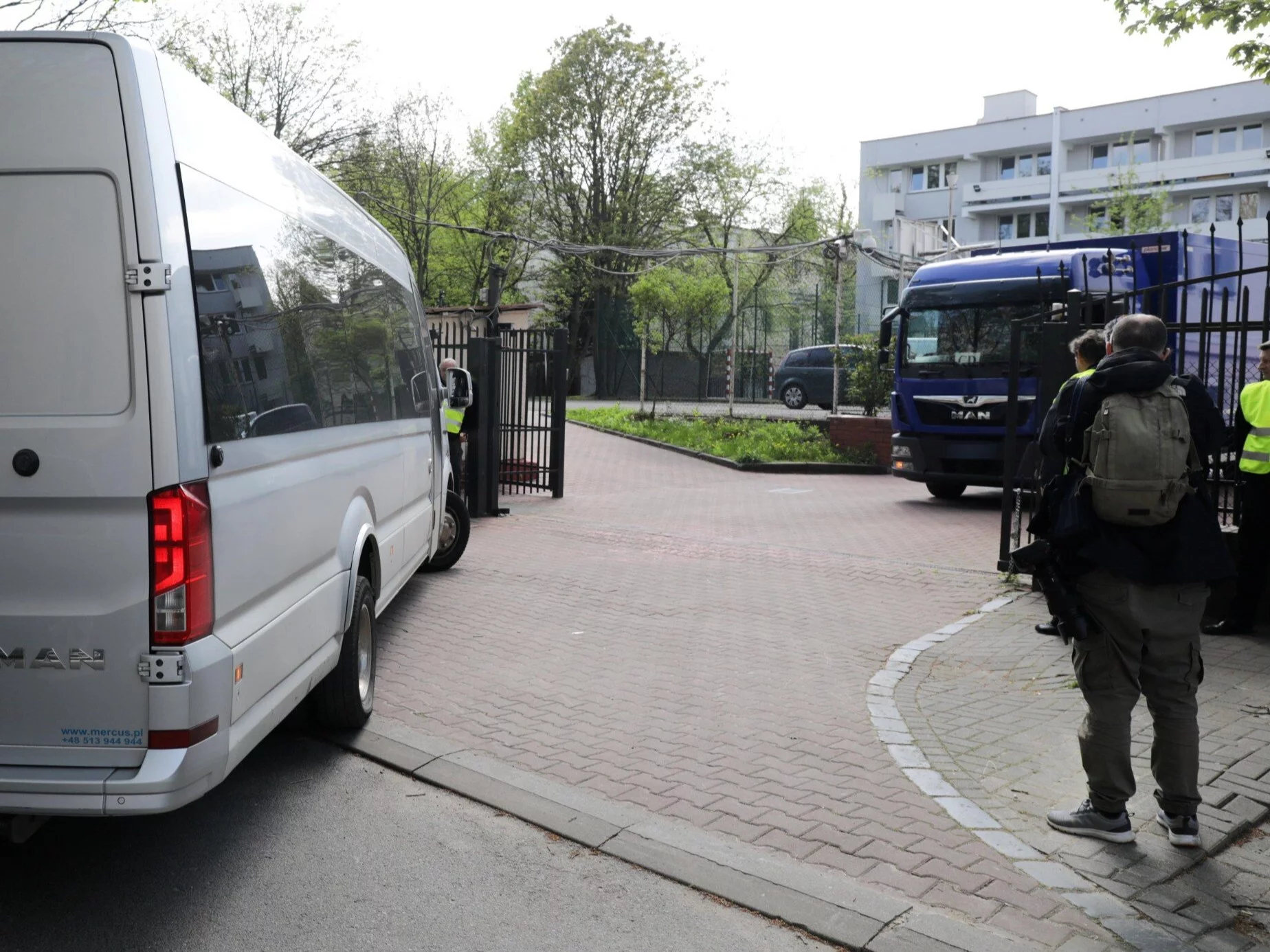 Samochody korpusu dyplomatycznego na terenie szkoły w Warszawie działającej przy ambasadzie Rosji