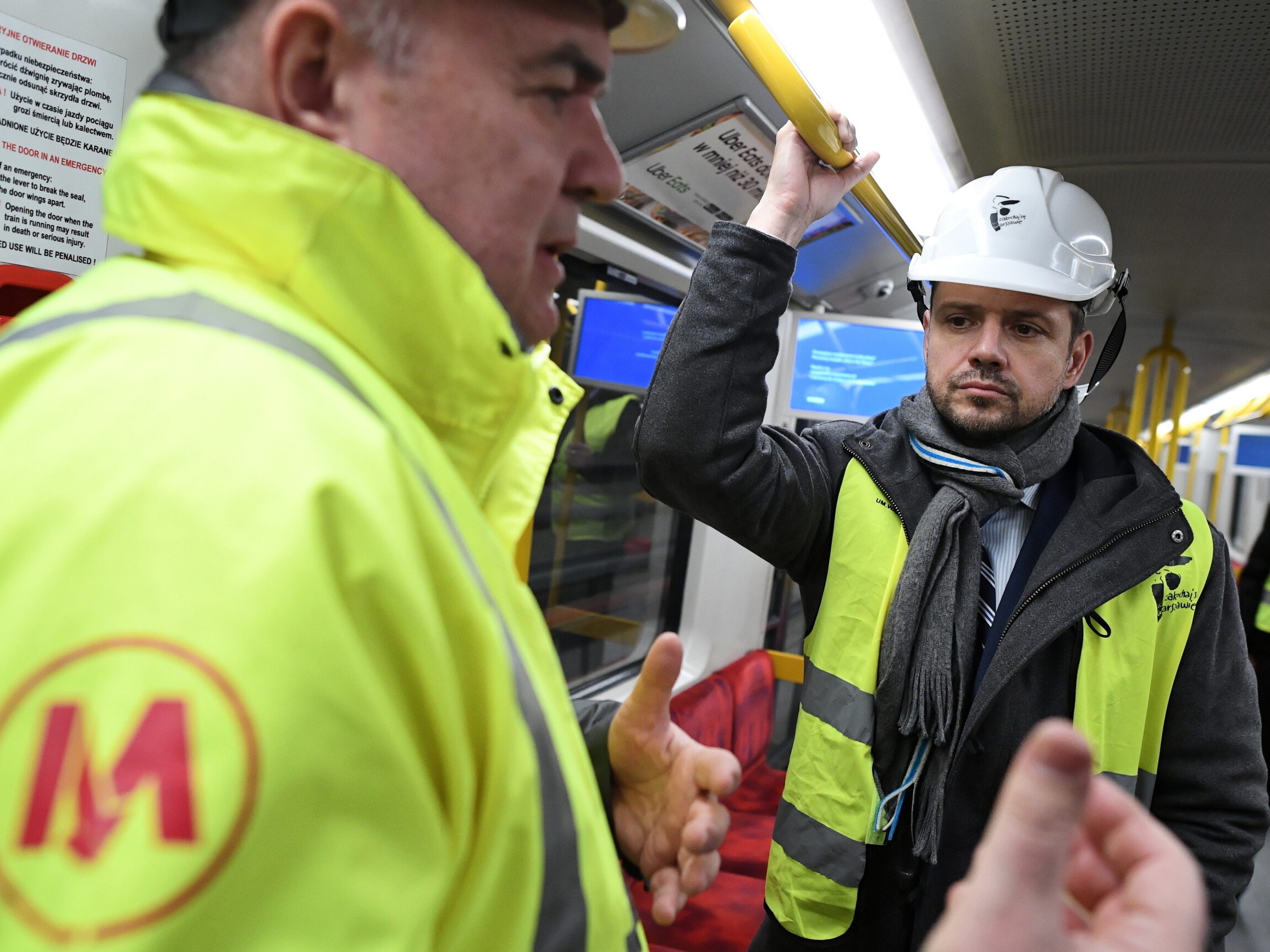 Prezydent stolicy Rafał Trzaskowski (z prawej) w warszawskim metrze