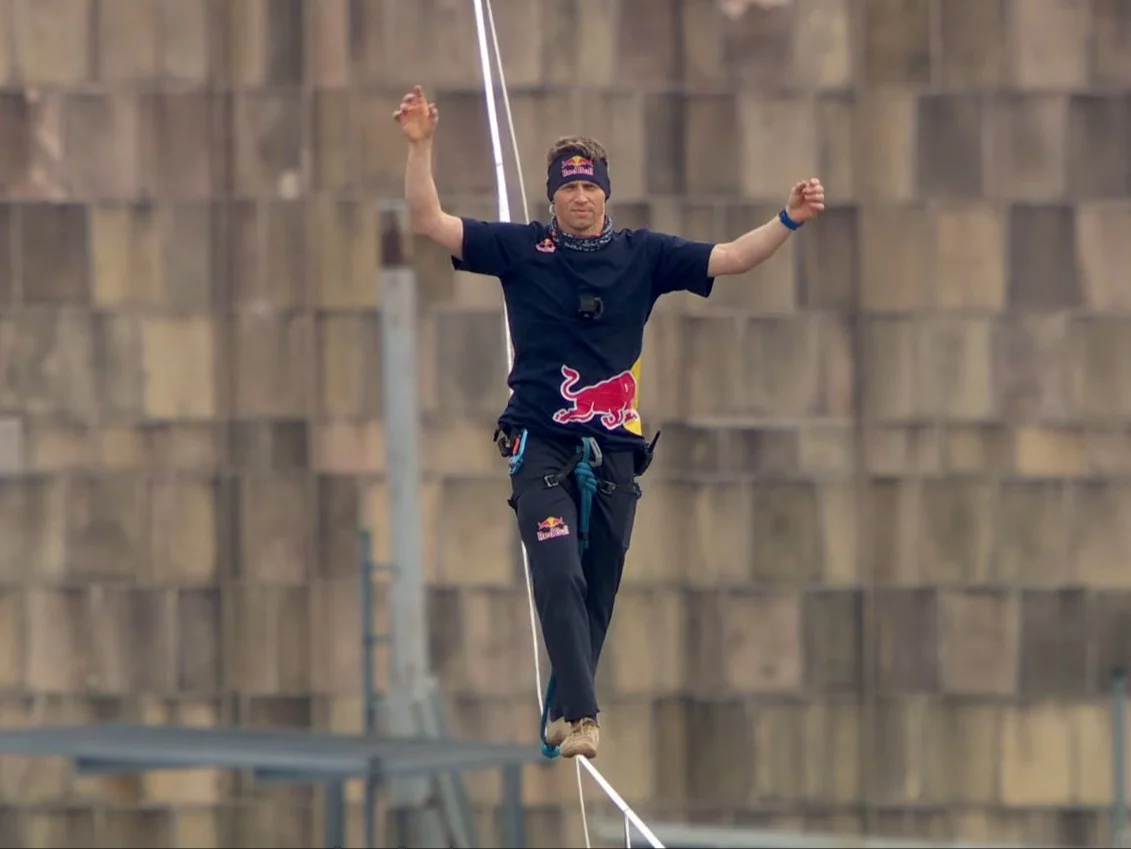 Slackliner Jaan Roose podczas przejścia po taśmie rozpiętej między Pałacem Kultury i Nauki a Varso Tower w Warszawie