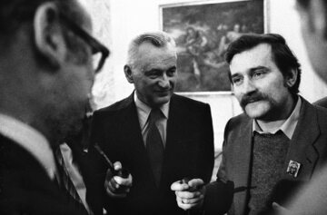 Warszawa, rok 1989. Rozmowy pomiędzy delegacjami rządu i Solidarności w sprawie konfliktu bydgoskiego. Na zdjęciu Lech Wałęsa (P) i Jerzy Bafia (L)