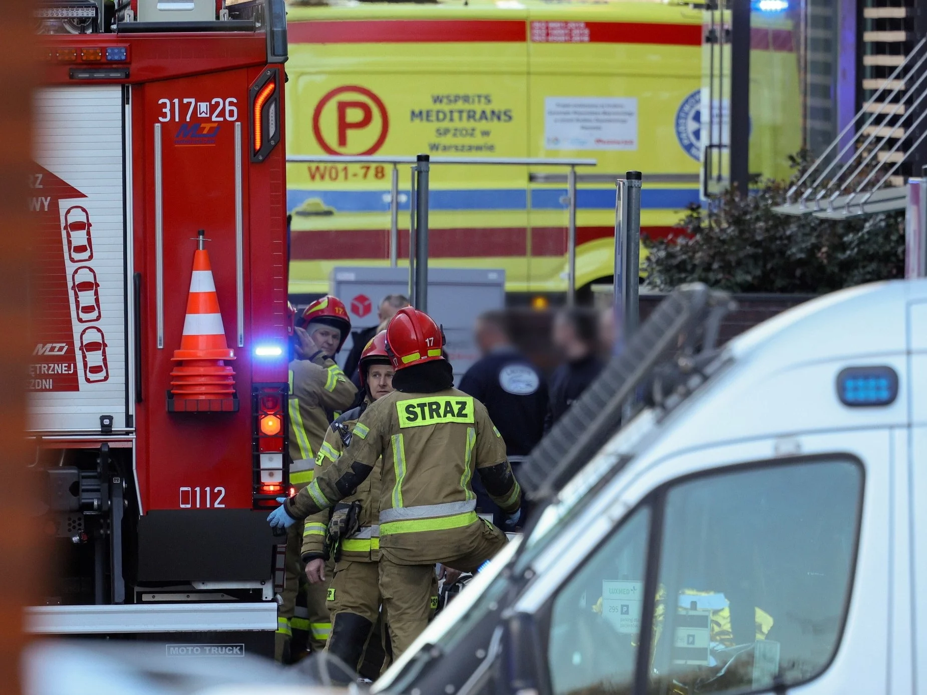 Służby pracują na miejscu pożaru na warszawskim Ursynowie