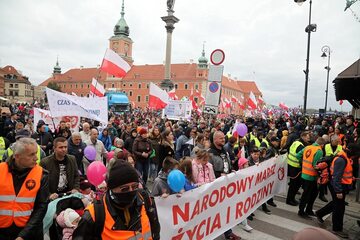 Warszawa: Uczestnicy Marszu dla Życia i Rodziny pod hasłem "Tato – bądź, prowadź, chroń!"