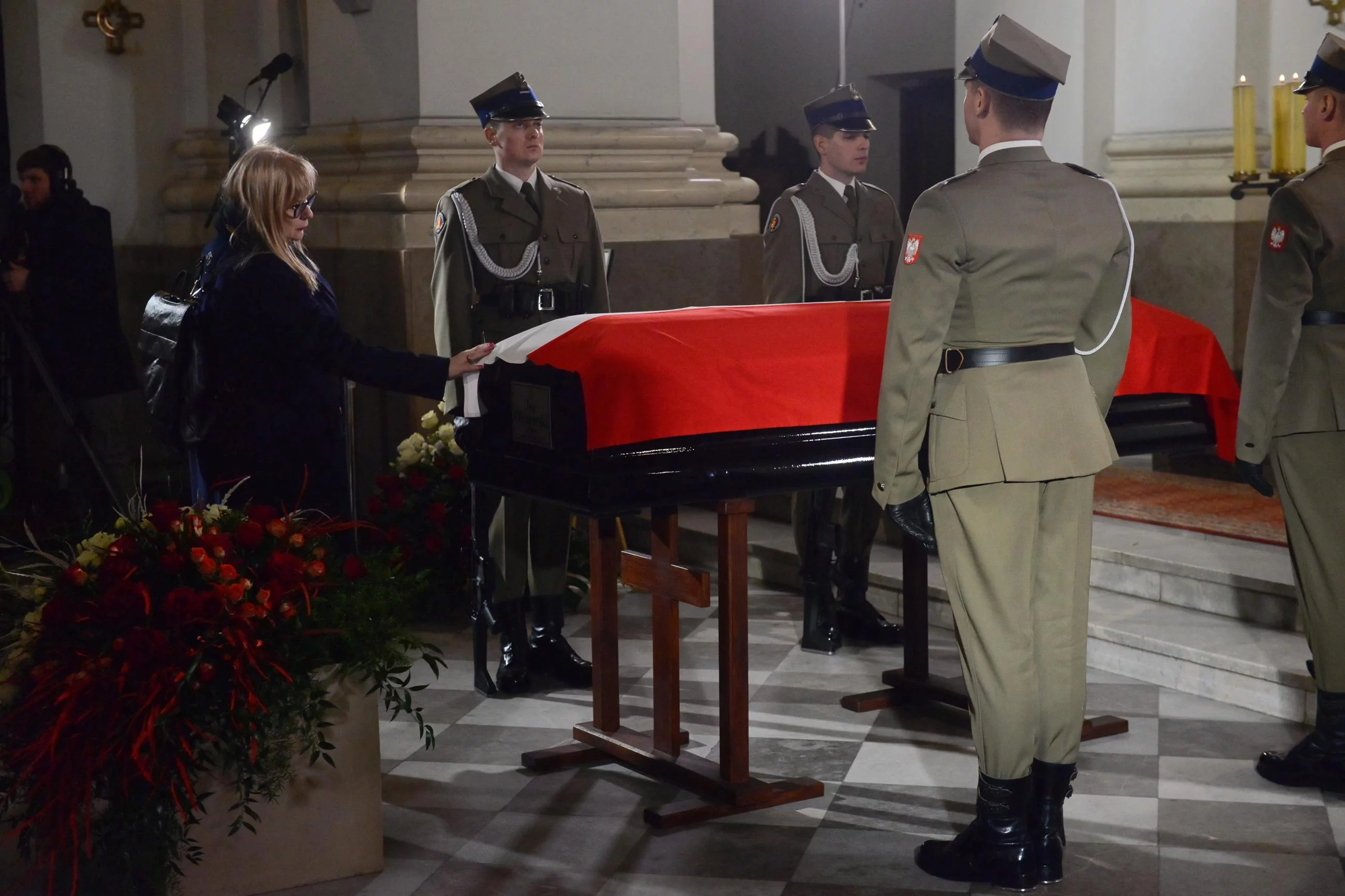 Trumna z ciałem byłego premiera Jana Olszewskiego w sanktuarium Matki Bożej Łaskawej na Starym Mieście.