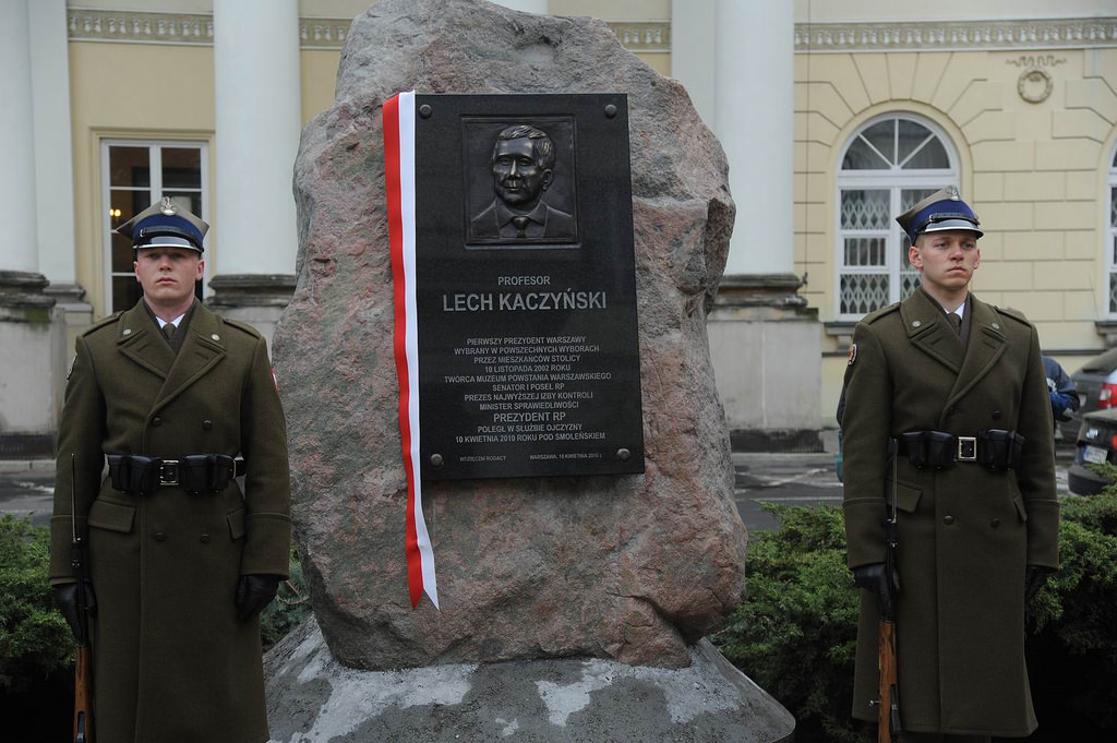 Pierwsza tablica z wizerunkiem Lecha Kaczyńskiego przed warszawskim ratuszem