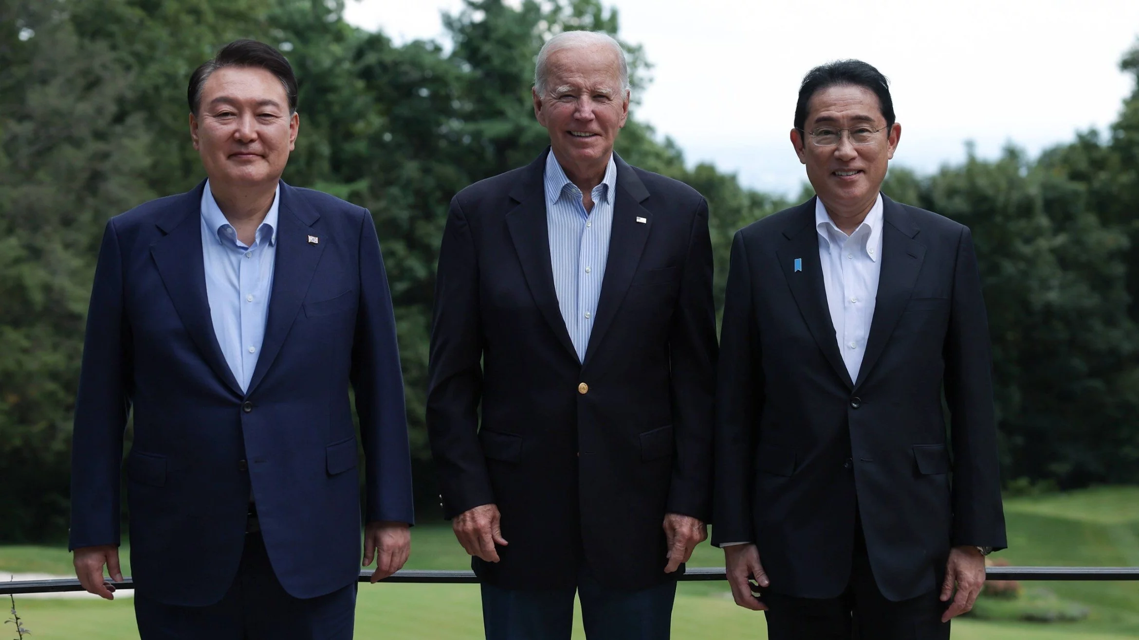 Prezydent Korei Południowej Yoon Suk Yeol (L), prezydent USA Joe Biden (C) i premier Japonii Fumio Kishida