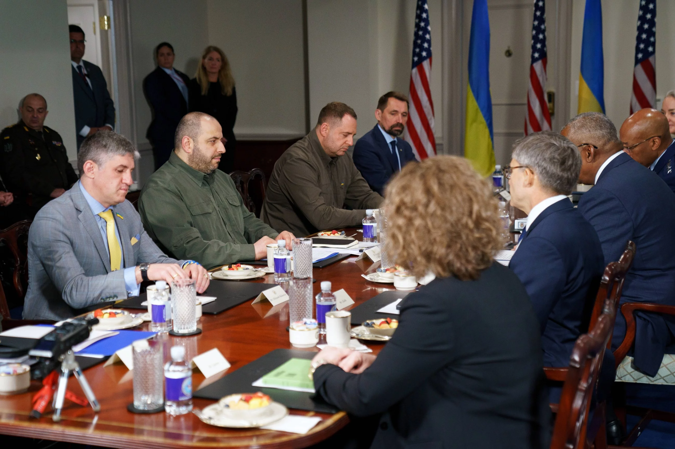 Delegacje Ukrainy i USA podczas rozmów w Waszyngtonie. Rustem Umerow (2-L), Lloyd Austin (3P)