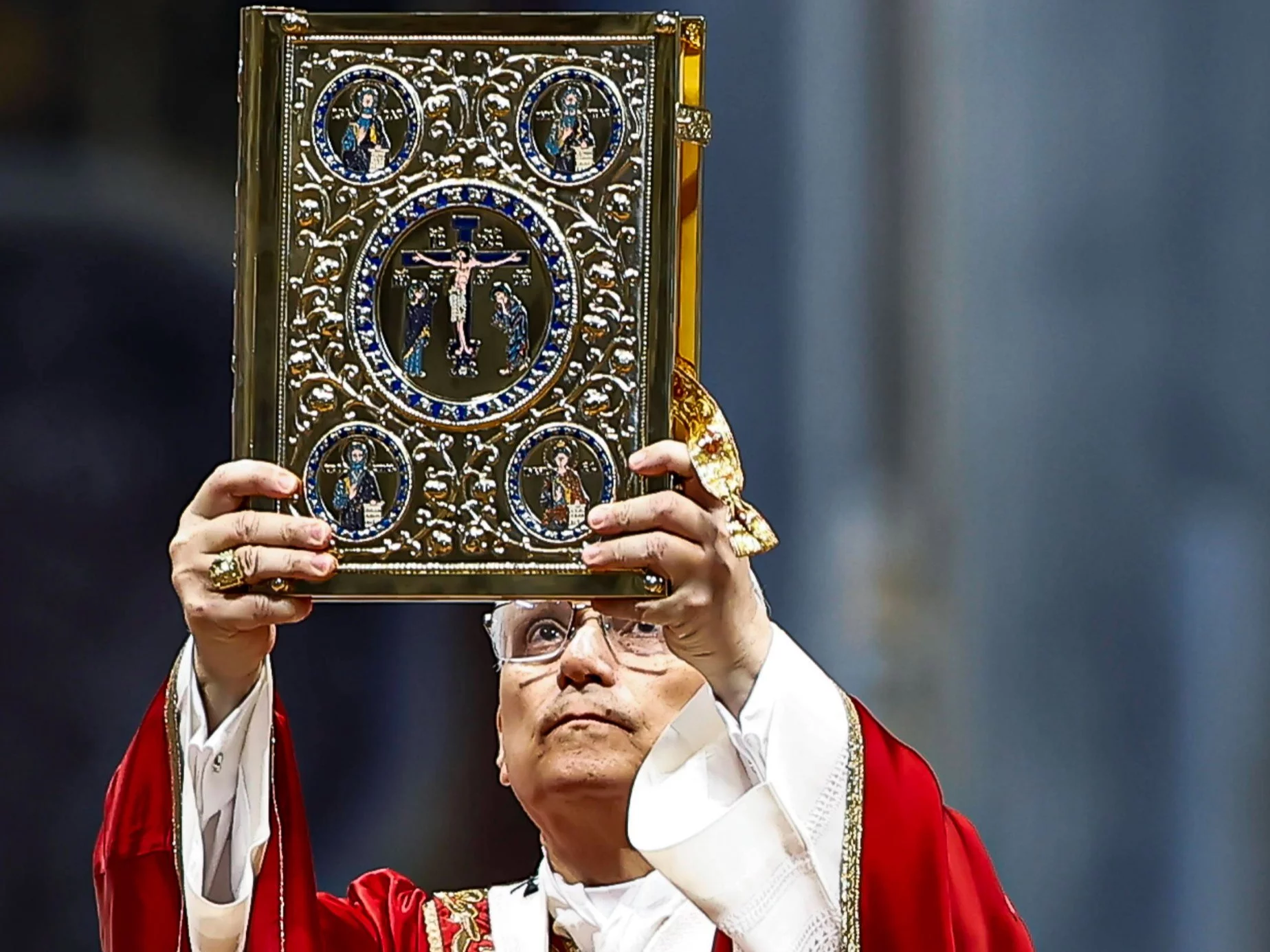 Papież wraca do tradycji. Leon XIV osobiście nałożył paliusze