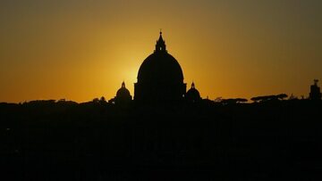 Watykan. Zachód słońca. Zdj. ilustracyjne