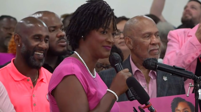 Angie Nixon (Demokraci, DSA)