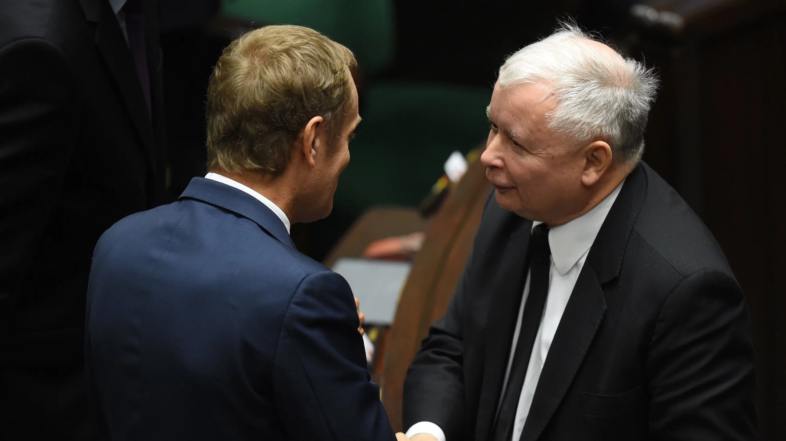 Donald Tusk (L) i Jarosław Kaczyński (P) w Sejmie