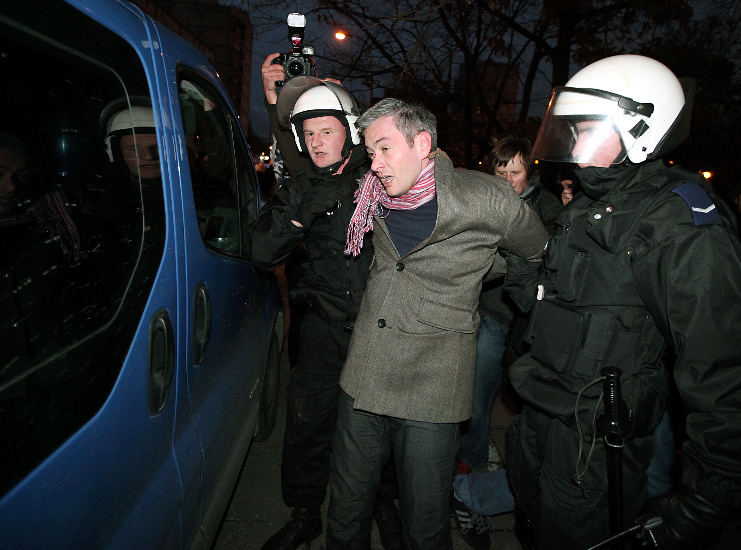 Działacz na rzecz osób LGBT Robert Biedroń (C) zatrzymany przez policjantów podczas kontrdemonstracji na rzecz "Marszu Niepodległości" organizowanego przez Młodzież Wszechpolską i ONR w Warszawie